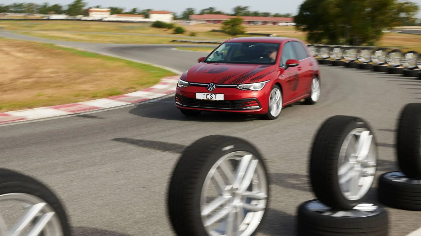 Positive Bilanz: Im Sommerreifen-Test des ADAC wurden 11 der 18 Pneus mit „gut“ bewertet.  (Foto: Marc Wittkowski/ADAC/dpa-tmn)