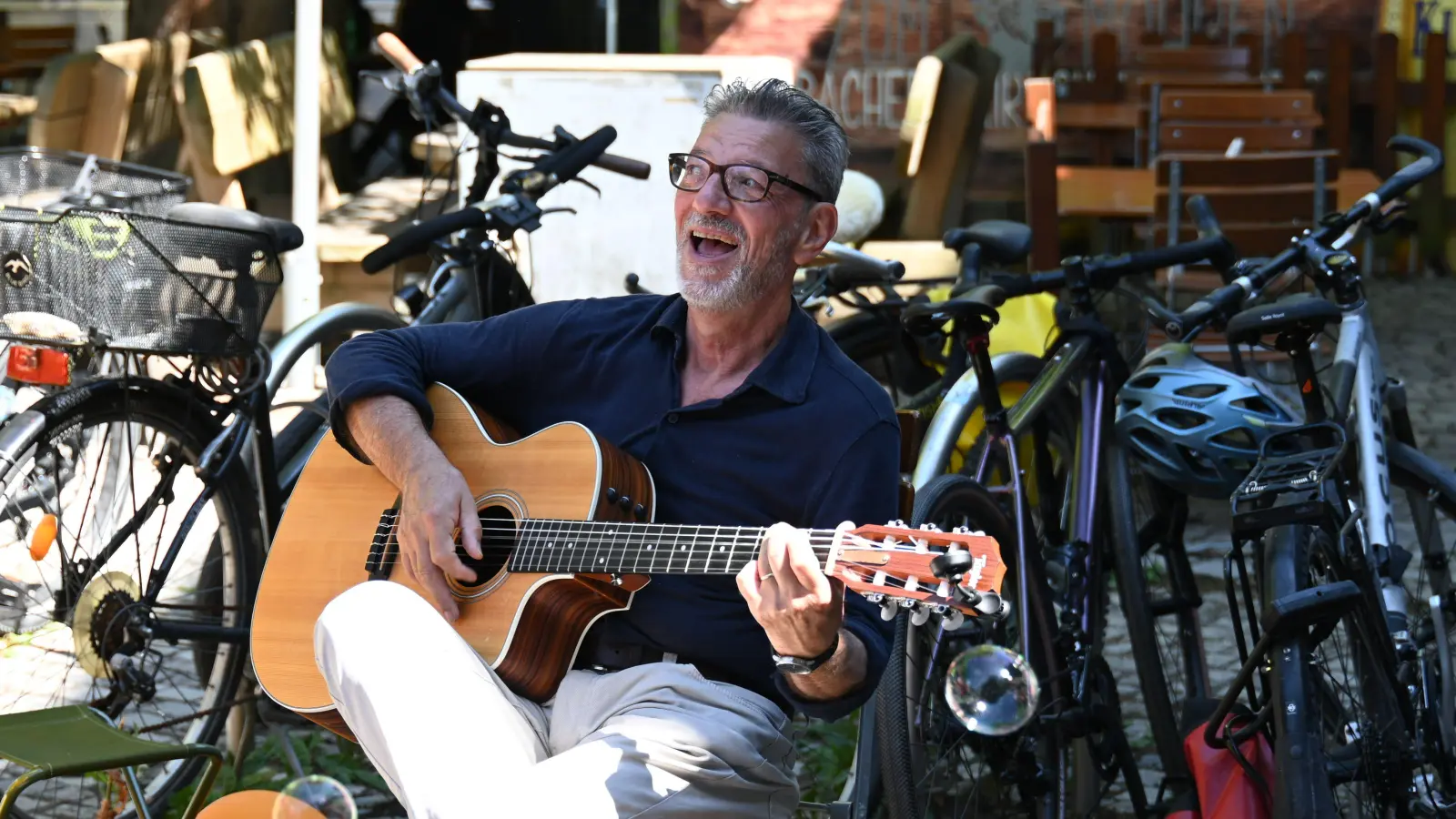 Die „Omas gegen Rechts” unterstützt auch der Ansbacher Musiker Mario Di Leo, unter anderem mit Liedern aus dem italienischen Widerstand gegen den Faschismus.  (Foto: Luca Paul)