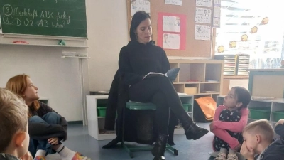 Die Aufmerksamkeit der Schülerinnen und Schülern war auch dieser Mutter gewiss, die beim Vorlesetag an der Dachsbacher Schule ihr jugendliches Publikum mit spannenden Geschichten unterhielt.  (Foto: Sandra Buchwald)