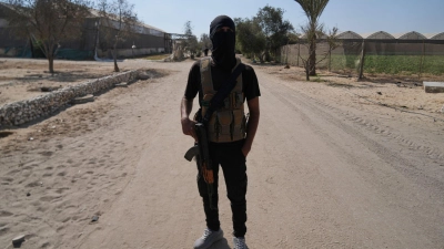 Maskiertes Mitglied der islamistischen Terrororganisation Hamas.  (Foto: Abdel Kareem Hana/AP/dpa)