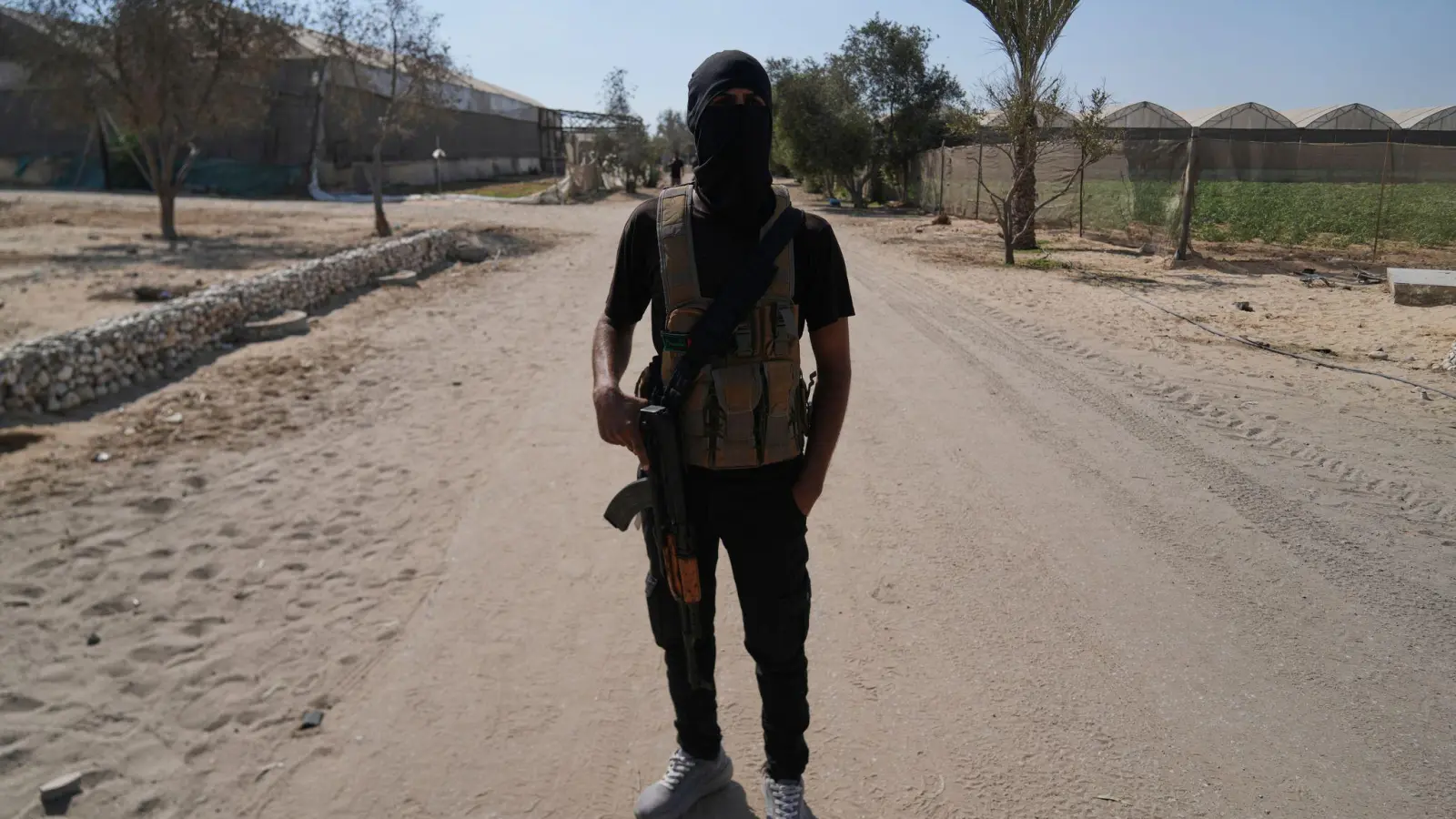 Maskiertes Mitglied der islamistischen Terrororganisation Hamas.  (Foto: Abdel Kareem Hana/AP/dpa)