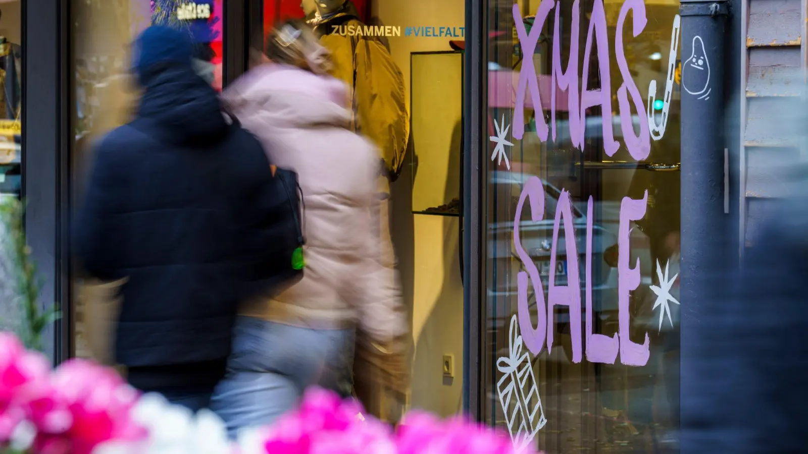 Viele Kunden schauten im Weihnachtsgeschäft stark auf Preise und Rabatte. (Foto: Andreas Arnold/dpa)