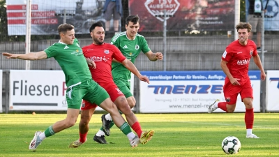 Die Ansbacher Riko Manz (links) und Ben Müller nehmen Timo Pitter (rotes Trikot) in die Zange.  (Foto: Anand Anders)