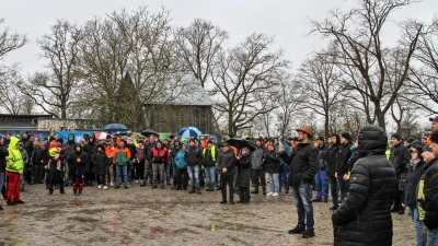 In großen Kolonnen fuhren Landwirte mit ihren Traktoren in den Ort Dautenwinden. Im Regen fand dann die Kundgebung statt. (Foto: Tizian Gerbing)