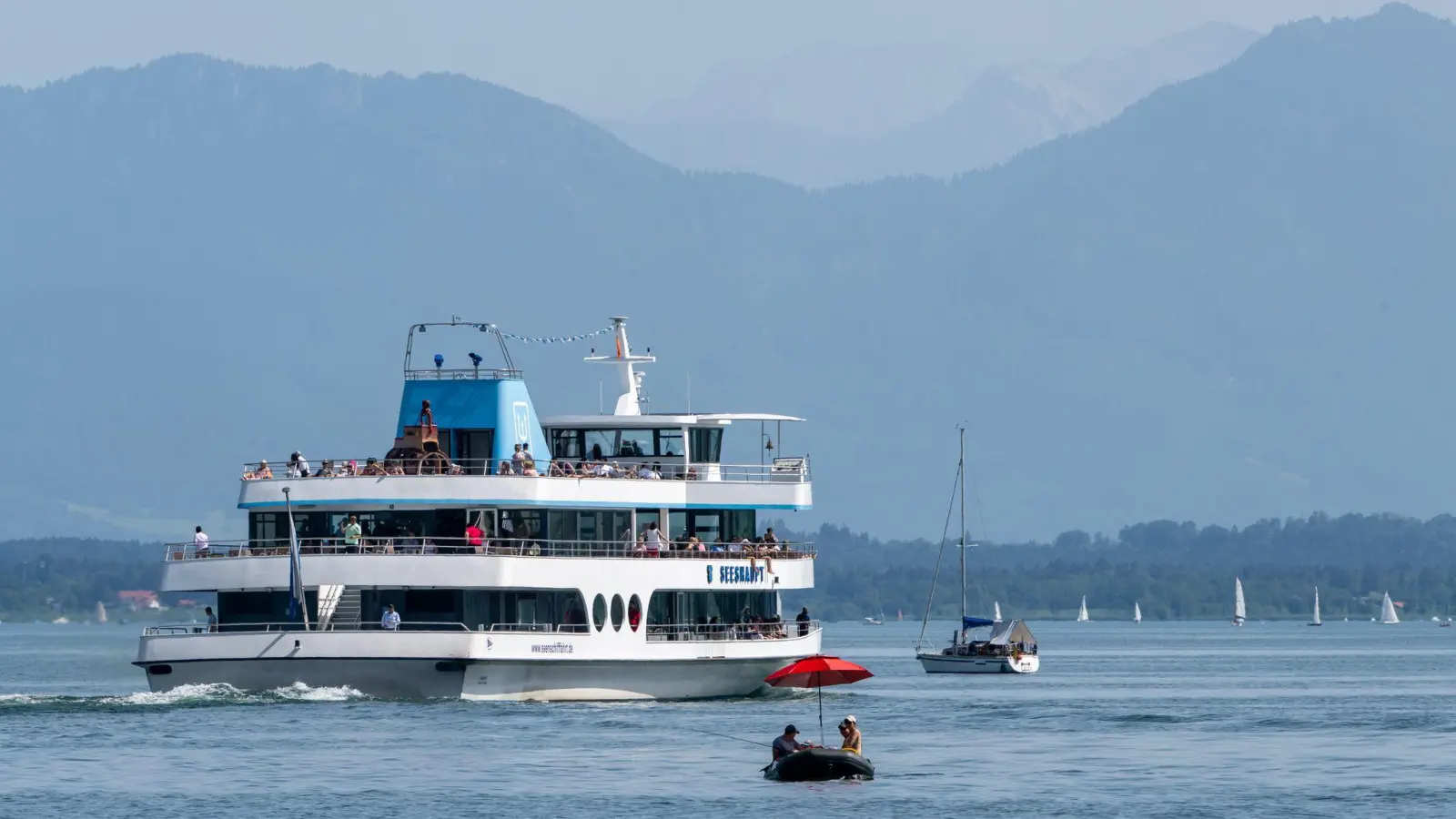 Mit einer Eins im Zeugnis fahren bayerische Schüler auch dieses Jahr kostenlos. (Archiv) (Foto: Peter Kneffel/dpa)