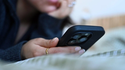 Immer mehr Jugendliche nutzen ihr Handy in problematischem Ausmaß. (Illustration) (Foto: Elisa Schu/dpa)