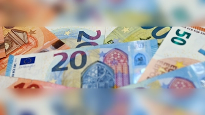 Eurobanknoten liegen auf einem Tisch. (Foto: Patrick Pleul/dpa-Zentralbild/dpa/Illustration)