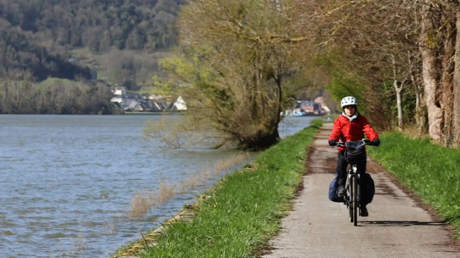 Dem Ufer entlang: Mit dem Rad auf dem Radweg „La Seine à Vélo“ bei Hautot-sur-Seine. (Foto: Deike Uhtenwoldt/dpa-tmn)