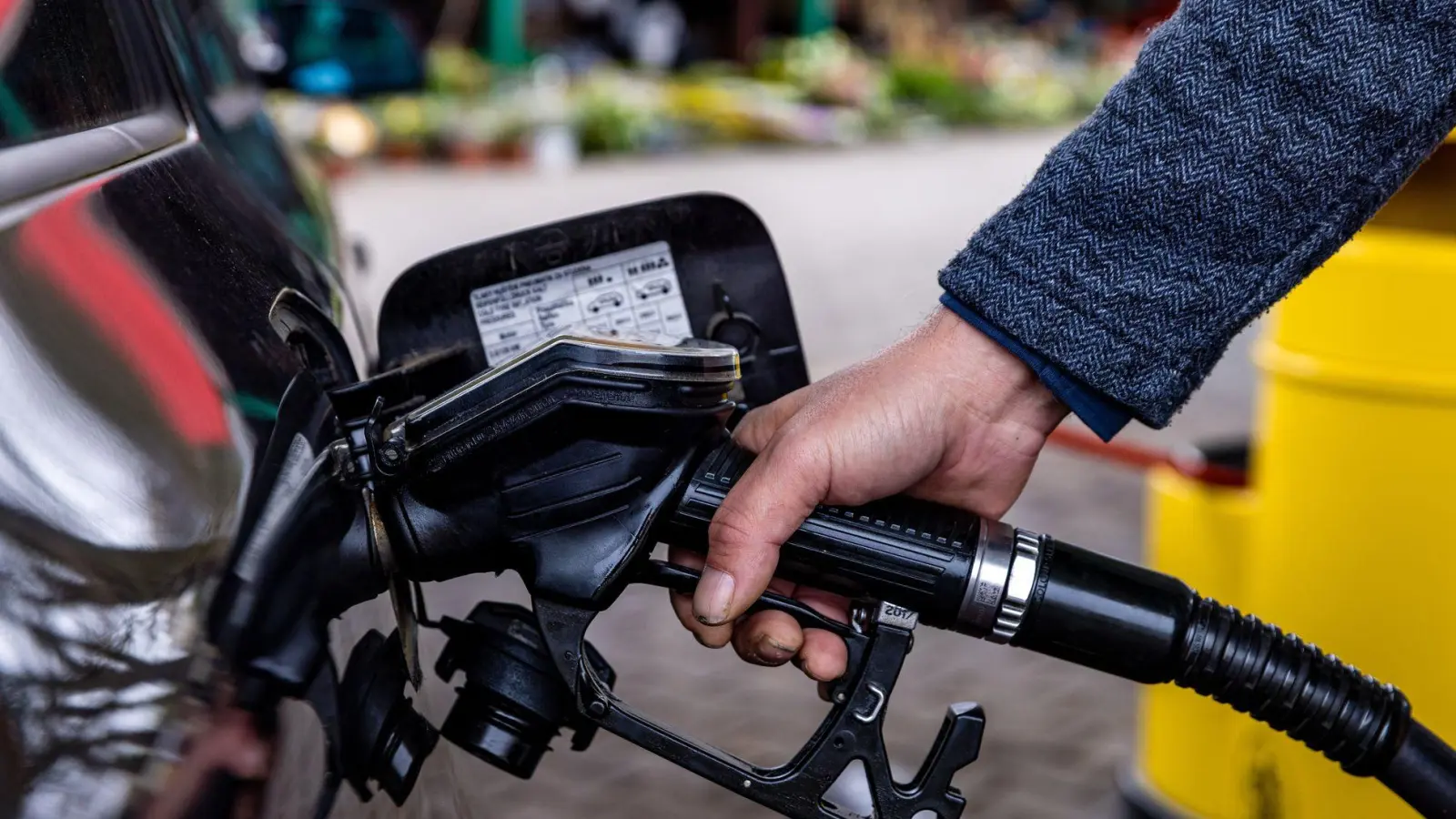 Tanken ist in Deutschland zurzeit sehr teuer. (Symbolbild) (Foto: Frank Hammerschmidt/dpa)