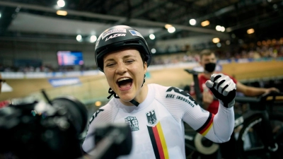 Lea Sophie Friedrich hat allen Grund zu feiern. Sie konnte ihren siebten WM-Titel in Frankreich holen. (Foto: Christophe Ena/AP/dpa)