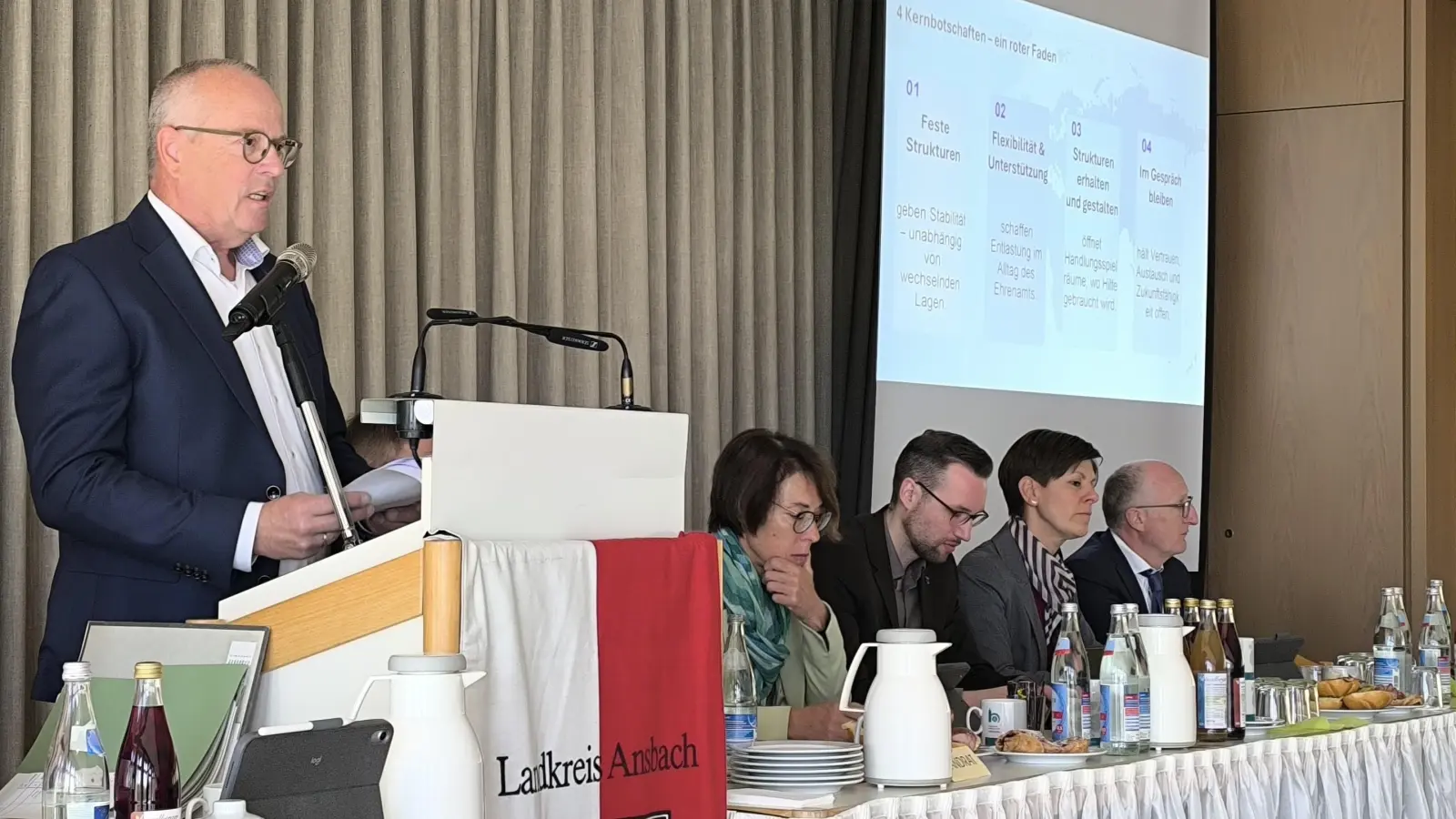 Zum Abschluss der laufenden Wahlperiode des Kreistags berichtete der Integrationsbeauftragte des Landkreises Ansbach, Klaus Miosga, über seine Arbeit.  (Foto: Thomas Schaller)