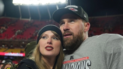 Geben sich vermutlich sehr bald das Jawort: Sängerin Taylor Swift und Footballer Travis Kelce. (Foto: Charlie Riedel/AP/dpa)