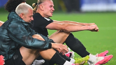 Vorzeitig im Sechzehntelfinale: Erling Haaland (r.) und seine Norweger. (Foto: Tom Weller/dpa)