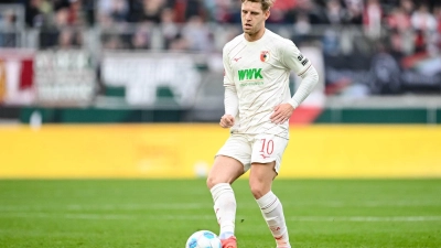 Seltenes Bild in dieser Saison: Arne Maier für den FC Augsburg am Ball. (Archivbild) (Foto: Harry Langer/dpa)