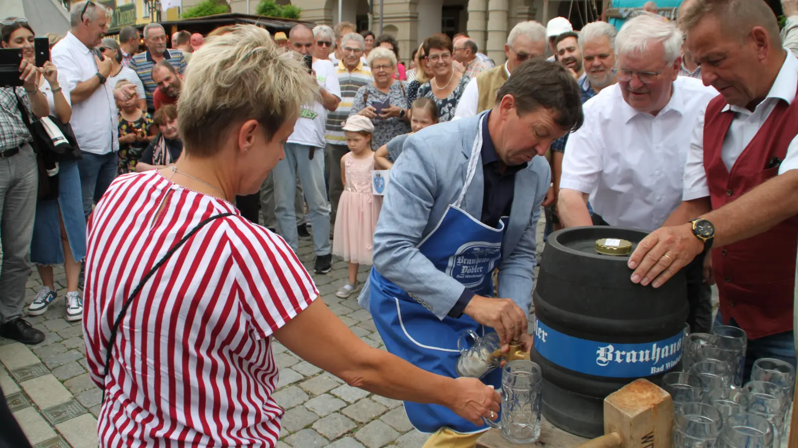 Das kühle Nass fließt, Bürgermeister Jürgen Heckel (am Zapfhahn) wird von zweiter Bürgermeisterin Alexandra Horst, Braumeister Willi Döbler sen. und drittem Bürgermeister Ronald Reichenberg (von links) beim Ausschank des Freibieres unterstützt. (Foto: Hans-Bernd Glanz)