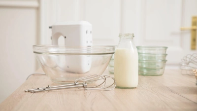 Gute Noten für Schlagsahne: Die meisten Produkte im Test überzeugen mit Geschmack und Schaumfestigkeit – auch einige pflanzliche Varianten schneiden gut ab. (Foto: Christin Klose/dpa-tmn)