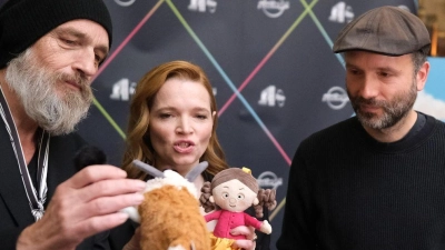 Der Cast des Films „Das NEINhorn“ war bei der Premiere dabei. (Foto: Sebastian Willnow/ dpa/dpa)
