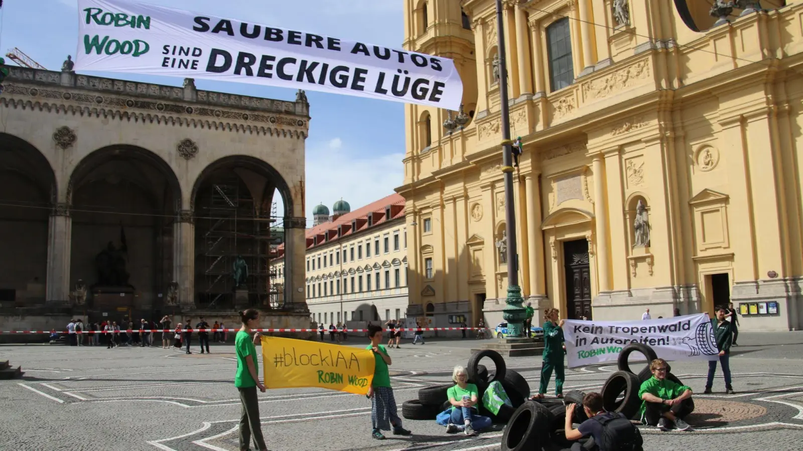 Aktivisten der Umweltschutzgruppe Robin Wood protestieren, unter anderem mit dem Slogan: „Saubere Autos sind eine dreckige Lüge.“ (Foto: Michael Faulhaber/dpa)