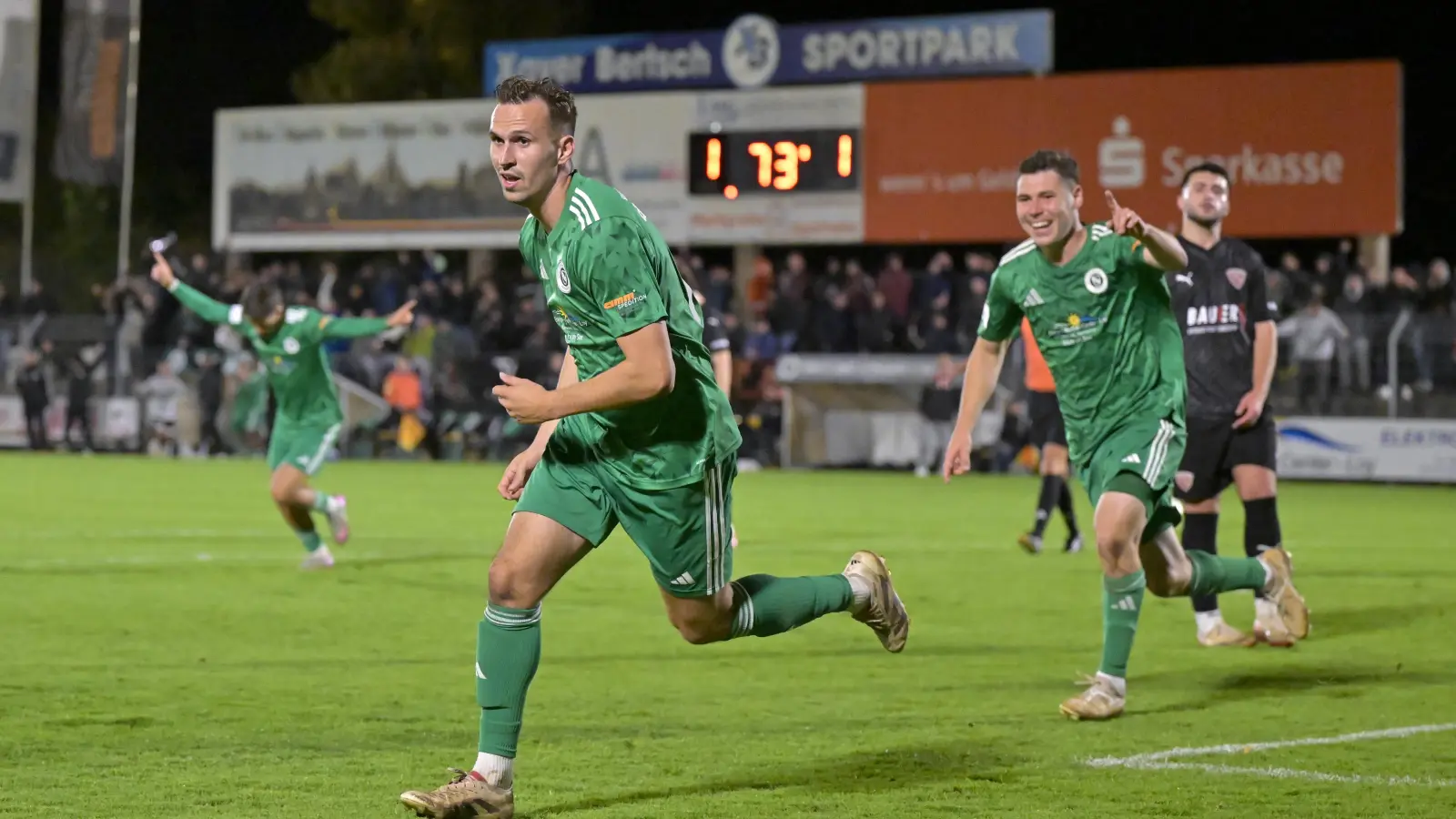 So war das vergangene Saison: Lukas Schmidt (Mitte) und die Ansbacher bejubeln seinen Treffer zum 2:1 gegen den TSV Buchbach.  (Foto: Martin Rügner)