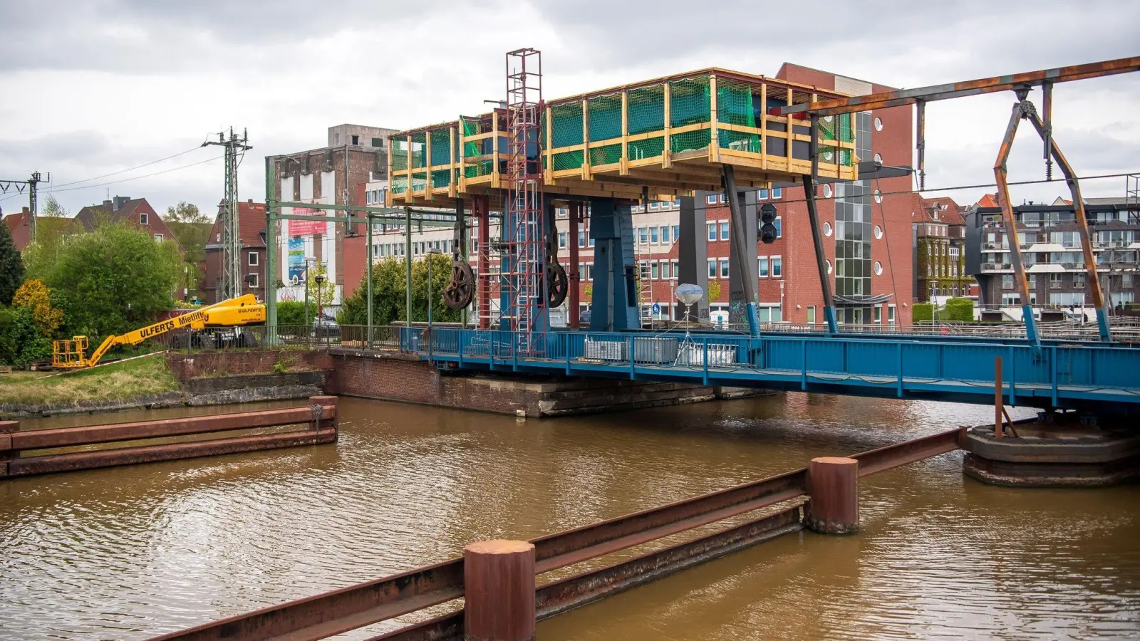 Die marode Emder Eisenbahnklappbrücke über den Emder Binnenhafen wird bis Ende des Monats rechtzeitig vor den Matjestagen repariert und wieder klappbar sein. (Foto: Sina Schuldt/dpa)