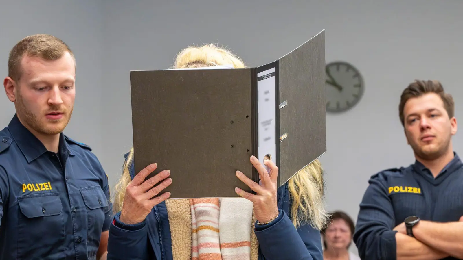 Wollte die Frau ihren Ehemann umbringen lassen?  (Foto: Peter Kneffel/dpa)