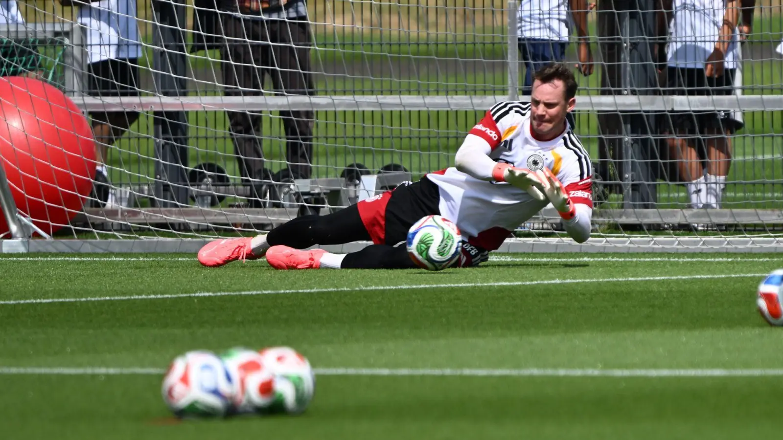 Manuel Neuer hat wieder ein volles Torwarttraining absolviert. (Foto: Federico Gambarini/dpa)