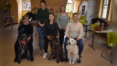 Heike Schindler, Sabine Billmann und Sabine Thienelt (von links, sitzend) haben die Ausbildung erfolgreich absolviert. Ihre Vierbeiner sind nun pädagogische Begleithunde für soziale Einrichtungen. Darüber freuen sich auch Hundetrainerin Christine Huffman (hinten links) und Andrea Stöhr-Manz. (Foto: Ute Niephaus)