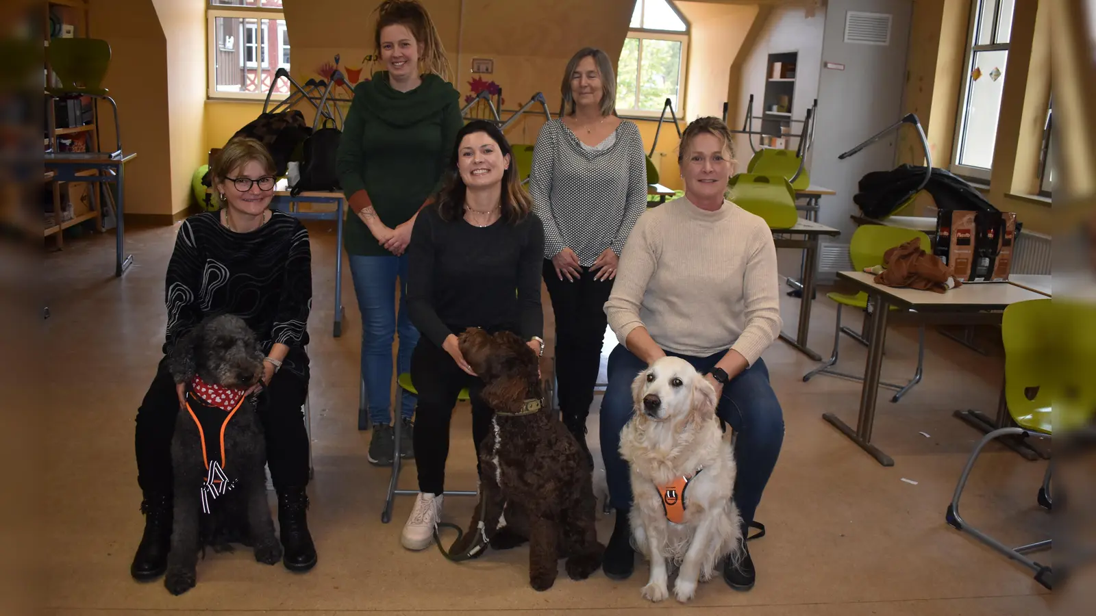 Heike Schindler, Sabine Billmann und Sabine Thienelt (von links, sitzend) haben die Ausbildung erfolgreich absolviert. Ihre Vierbeiner sind nun pädagogische Begleithunde für soziale Einrichtungen. Darüber freuen sich auch Hundetrainerin Christine Huffman (hinten links) und Andrea Stöhr-Manz. (Foto: Ute Niephaus)