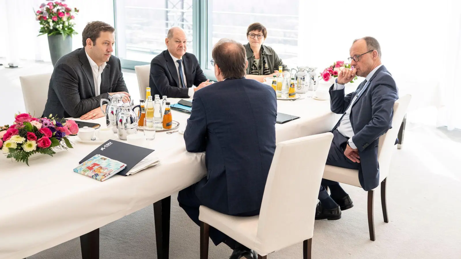 Verhandler von Union und SPD tauschten sich mit Kanzler Scholz aus. (Foto Handout) (Foto: Guido Bergmann/Bundesregierung/dpa)