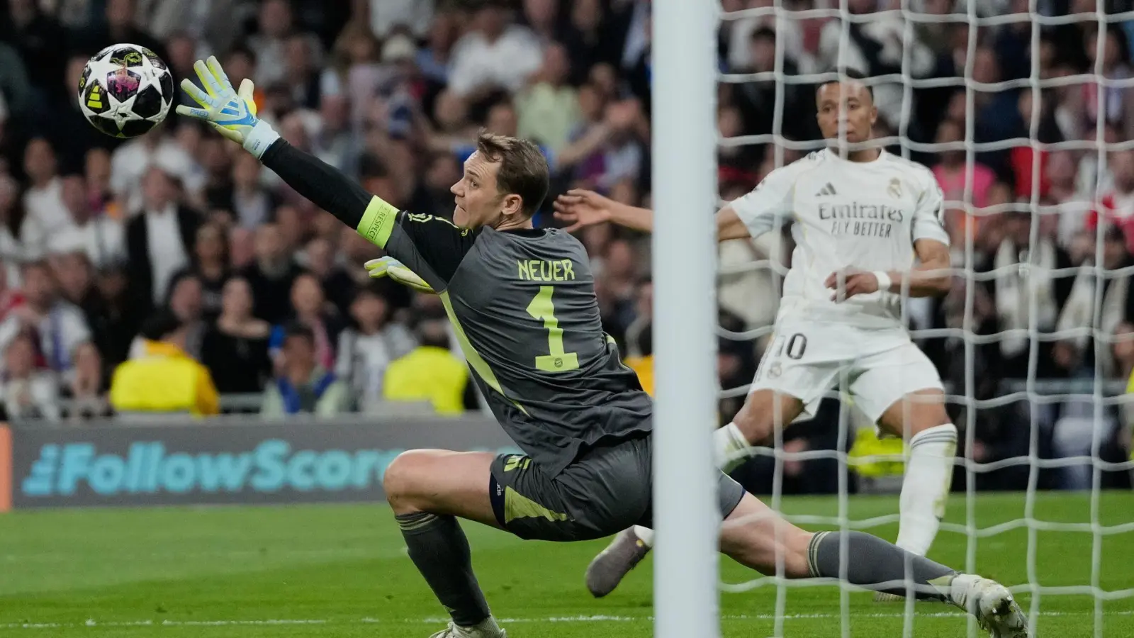 Manuel Neuer verlor nur ein Duell gegen Kylian Mbappé. (Foto: Bernat Armangue/AP/dpa)