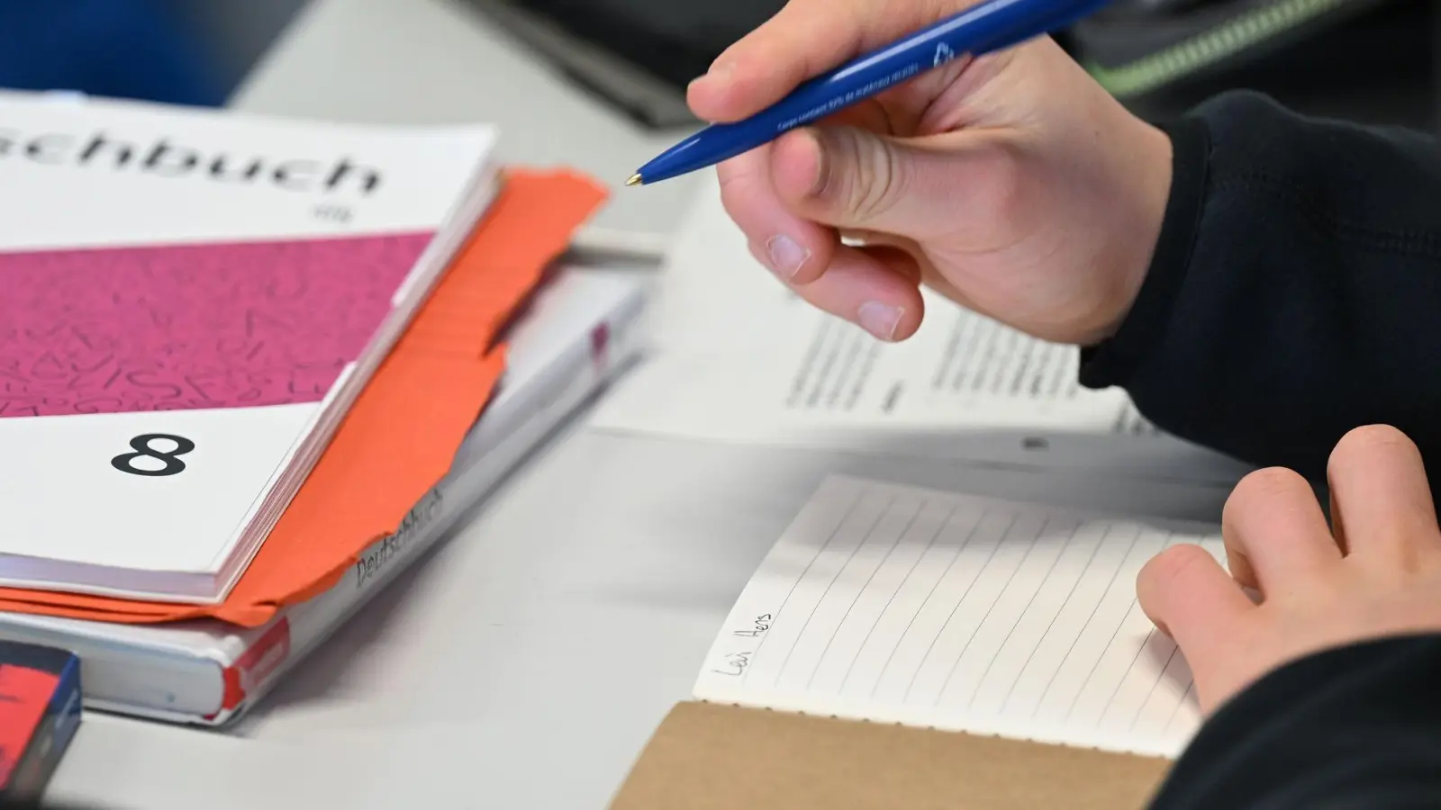Man müsse bei Hausaufgaben und in Prüfungen in unteren Klassen die Handschrift fordern, um Täuschung zu verhindern, sagt der DL-Präsident. (Symbolbild) (Foto: Michael Brandt/dpa)