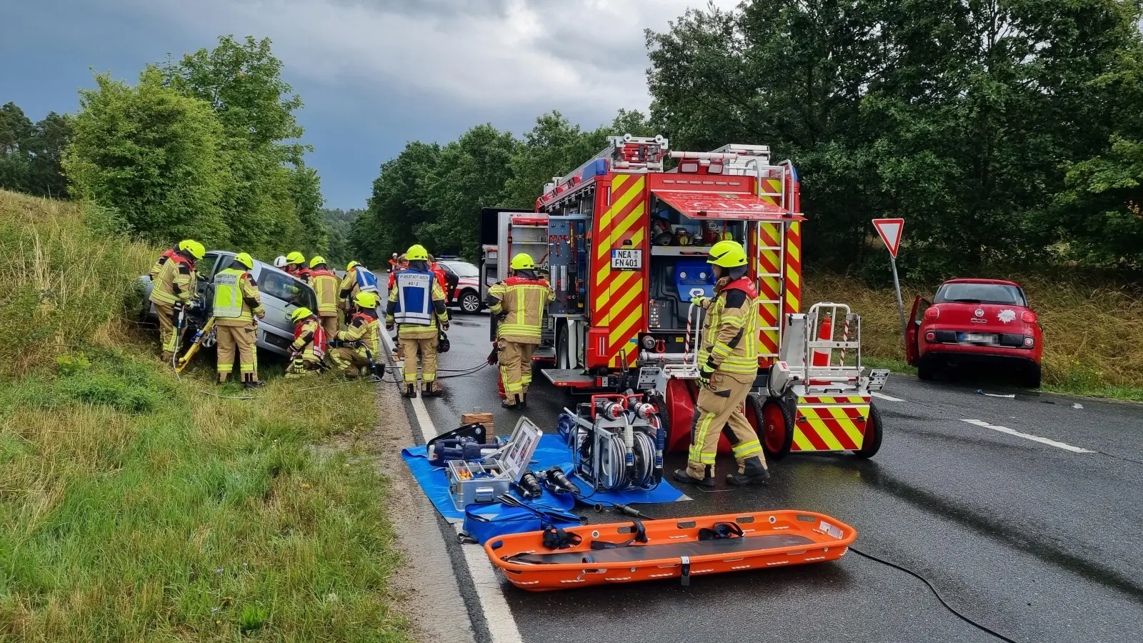 Mit schwerem Gerät barg die Feuerwehr eine Verletzte aus einem der Autowracks. (Foto: Rainer Weiskirchen)