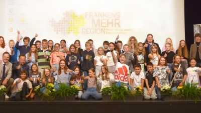 Die Schülerinnen und Schüler der vierten Klassen der Grundschule Emskirchen, die Klasse 4b der Grundschule Neuhof und die fünften Klassen der Mittelschule Bad Windsheim waren die Hauptpersonen in der NeuStadtHalle. Ihre Lehrerinnen und Schulleiterinnen, Bürgermeisterinnen und nicht zuletzt Landrat Dr. Christian von Dobschütz (mittlere Reihe links) und der Leiter des Wasserwirtschaftsamtes, Thomas Keller (rechts daneben), zeigten sich beeindruckt von den Ideen. (Foto: Anita Dlugoß)