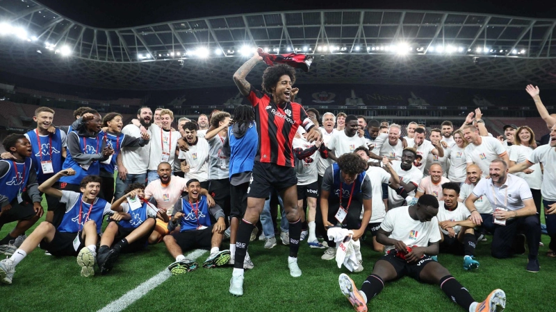 Dante feiert in seinem letzten Spiel als Profi den Klassenerhalt mit Nizza. (Foto: Valery Hache/AFP/dpa)