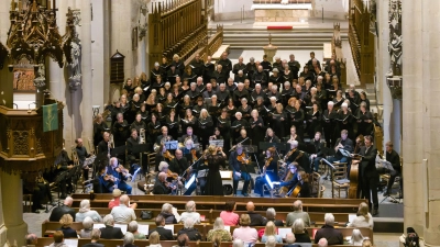 Großprojekt über Stadtgrenzen hinweg: Ansbacher Kantorei, St.-Jakobs-Kantorei Rothenburg, das erweiterte Ansbacher Kammerorchester und Solisten führen Giacomo Puccinis „Messa di Gloria” auf. Die Leitung hatte in der St.-Jakobs-Kirche Dekanatskantorin Jasmin Neubauer. (Foto: Martin Stumpf)