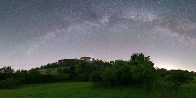 Ein freier Blick auf den Sternenhimmel – und damit den Sternschnuppenschauer der Perseiden – bietet sich etwa bei Burg Hoheneck. (Foto: Mirko Fryska)