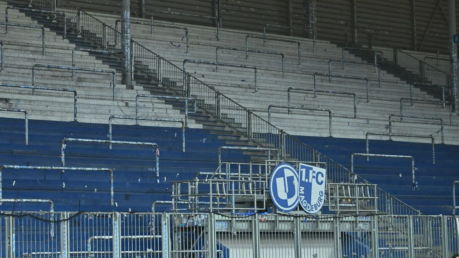 Die leere Nordtribüne im Stadion vor dem Spiel nach einem Zuschauer-Teilausschluss. (Foto: Swen Pförtner/dpa)