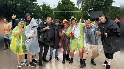 Regenponchos war beim Start von Rock im Park Pflicht. (Foto: Irena Güttel/dpa)