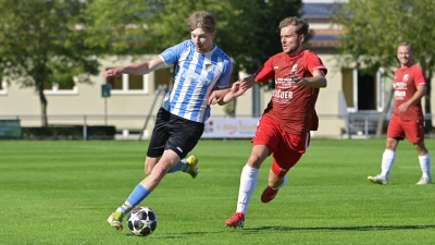 Kevin Schuller (rechts vorne) erzielte die ersten beiden Tore für Dietenhofen gegen Ornbau. Hier ist er im Laufduell mit Lukas Kleider. (Foto: Martin Rügner)