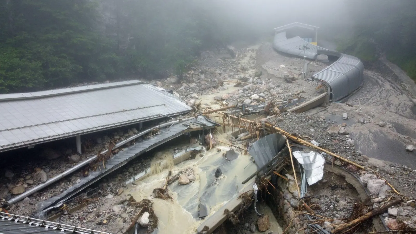 Die Bob- und Rodelbahn ist während eines schweren Unwetters durch Schutt und Geröll völlig zerstört worden. (Foto: Peter Kneffel/dpa)