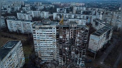 Das Wohnviertel Saltiwka im Norden von Charkiw ist immer wieder Ziel russischer Angriffe. (Archivbild) (Foto: Evgeniy Maloletka/AP/dpa)