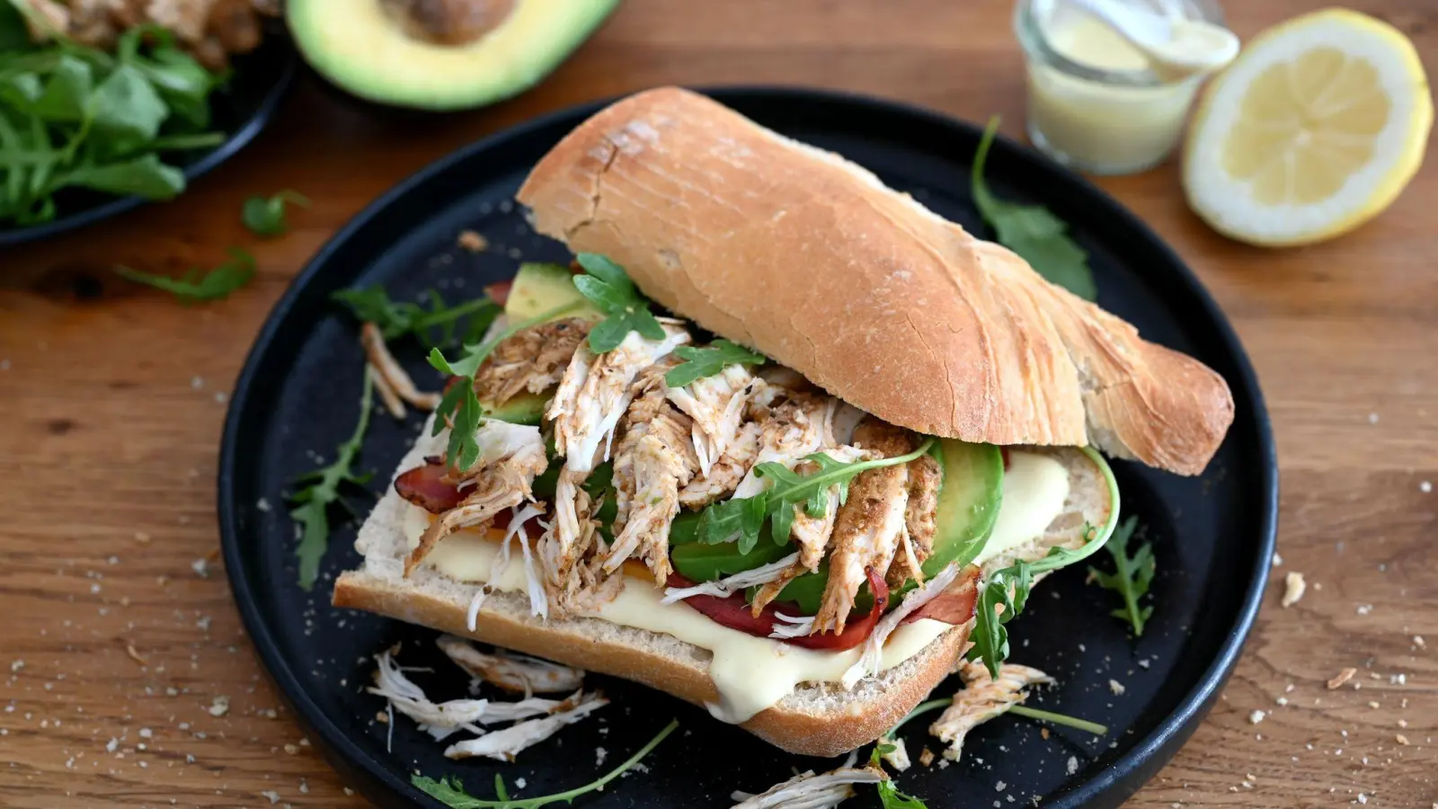 Zum Reinbeißen: Das Hähnchen fürs Ciabatta wird mariniert, gegrillt, gezupft und dann zwischen Cheddar, Bacon, Avocado und Rucola gestapelt. (Foto: Julia Uehren/dpa-tmn)