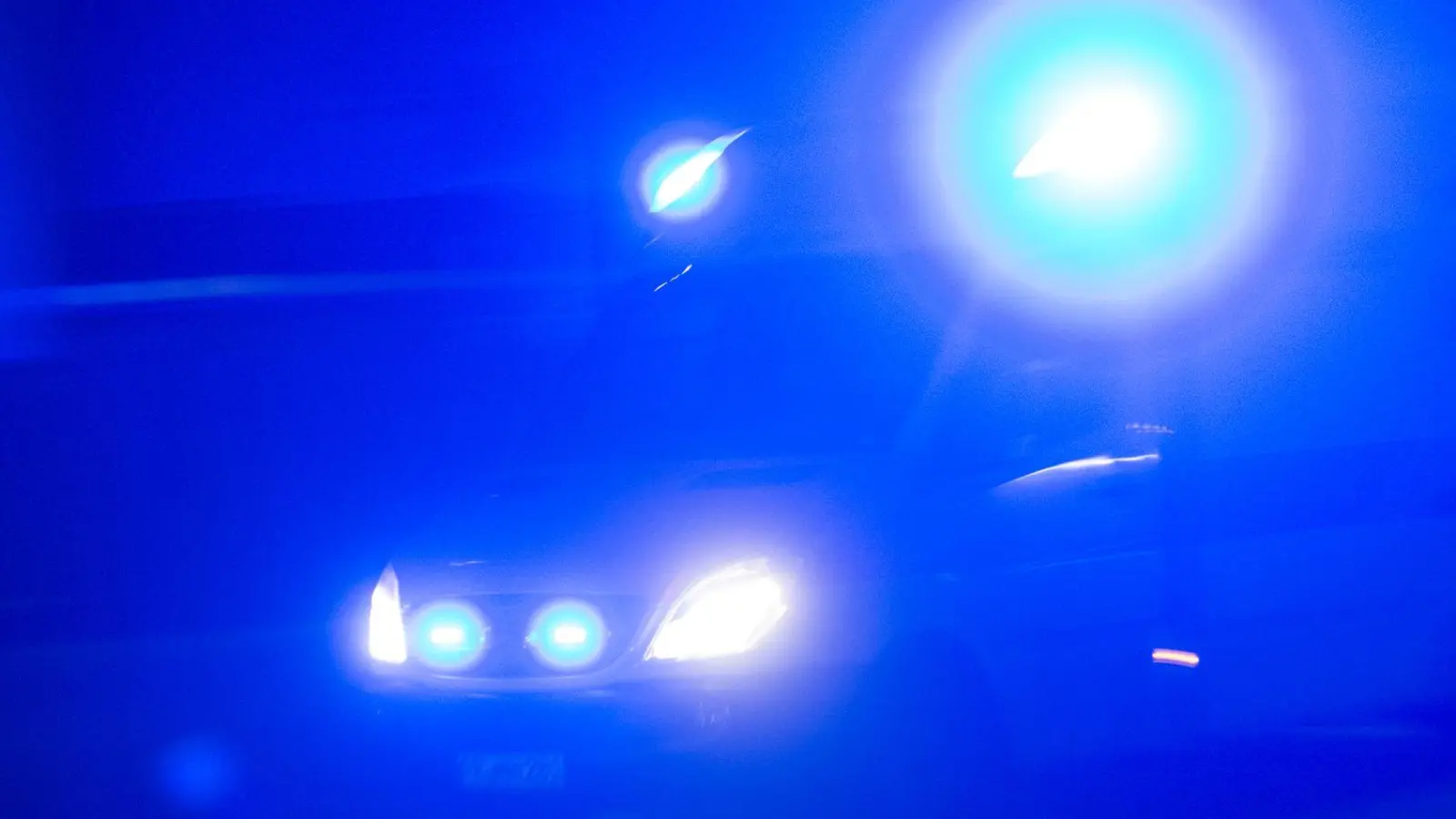 Mit Blaulicht rückten die Einsatzkräfte aus. (Symbolbild) (Foto: Patrick Seeger/dpa)