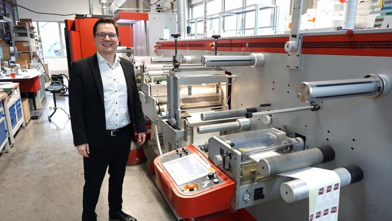 Dr. Benjamin Rüdt von Collenberg führt durch die Produktion. Hier entstehen gerade neue Etiketten in einer Maschine für Digitaldruck. Eingesetzt wird diese vor allem bei kleineren Auflagen. (Foto: Andrea Walke)