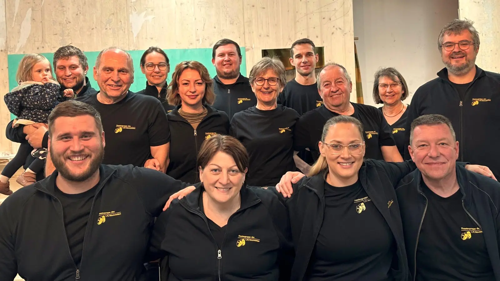 Die Mitwirkenden der Neunstetter Theatergruppe freuen sich nun auf die Premiere der Komödie „Das Klassentreffen“, am Samstag im Sportheim. (Foto: Theatergruppe Neunstetten/Johannes Binder)