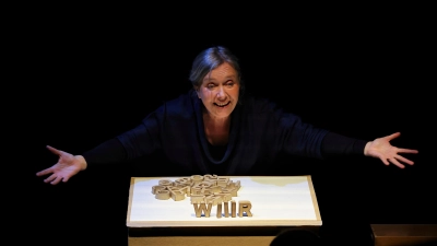 Entlockt spielerisch Buchstaben kleine Geschichten und verblüffende Einsichten: Kathrin Blüchert vom Theater Katinkaspringinsfeld aus Nürnberg in ihrem Stück „Zauberzeichen” (Foto: Thomas Wirth)