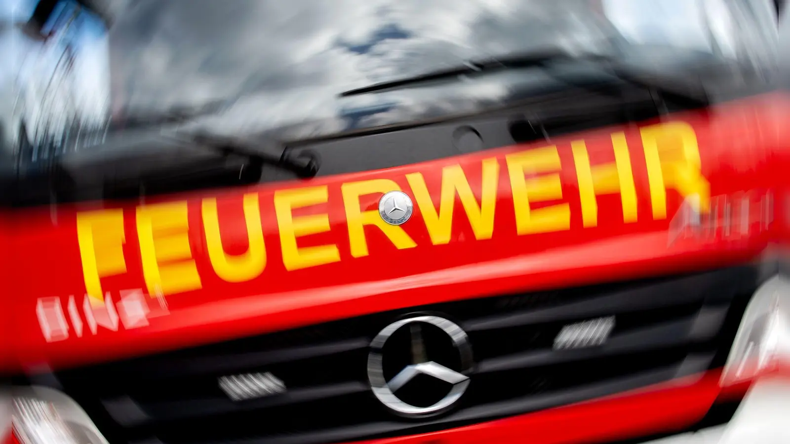 Ein Bewohner könnte das Feuer in einem Augsburger Wohnblock fahrlässig verursacht haben. (Symbolfoto) (Foto: Hauke-Christian Dittrich/dpa)