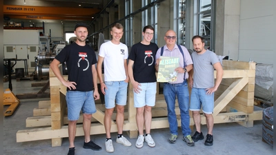 Freuen sich aufs Altstadtrennen in Leutershausen: Felix Ehrmann, Simon Bauer und Jonathan Loos vom CVJM Leutershausen zusammen mit Klaus Pfitzke und Manuel Martini von der Firma MFR Martini (von links).  (Foto: Alexander Biernoth)