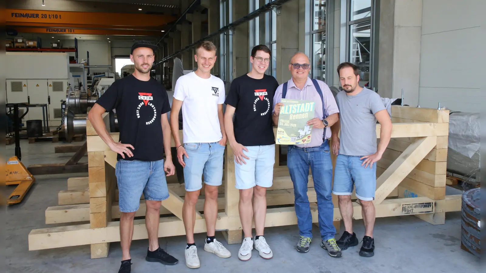 Freuen sich aufs Altstadtrennen in Leutershausen: Felix Ehrmann, Simon Bauer und Jonathan Loos vom CVJM Leutershausen zusammen mit Klaus Pfitzke und Manuel Martini von der Firma MFR Martini (von links).  (Foto: Alexander Biernoth)