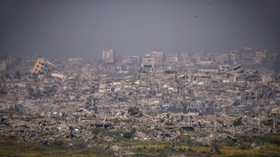 Zerstörte Gebäude im Gazastreifen von der Grenze zwischen Israel und Gaza aus gesehen. (Foto: Ilia  Yefimovich/dpa)